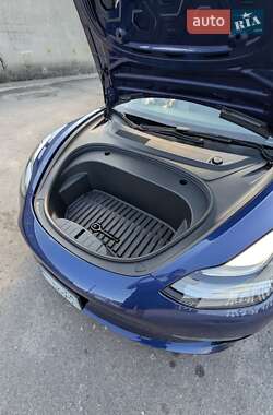 Седан Tesla Model 3 2022 в 