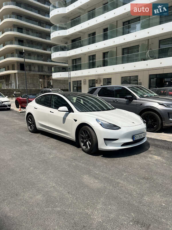 Седан Tesla Model 3 2022 в 