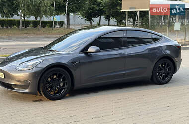 Седан Tesla Model 3 2022 в 