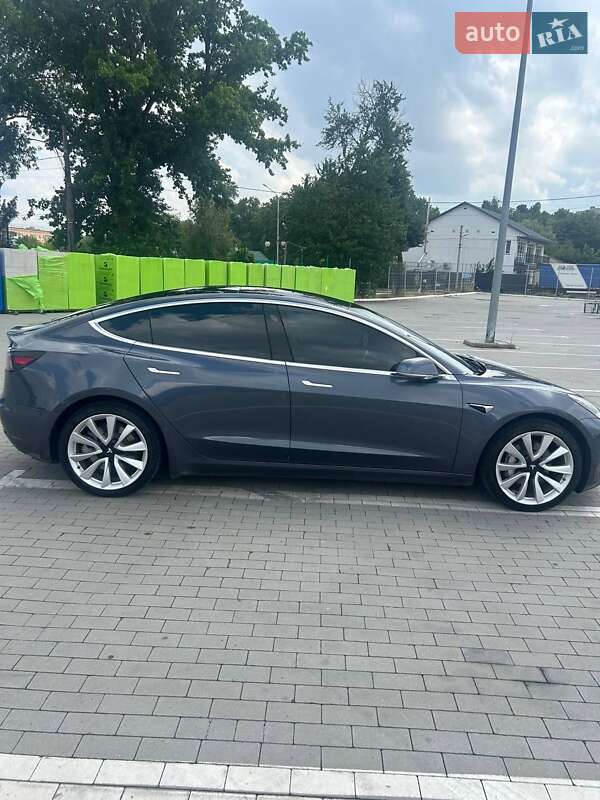 Седан Tesla Model 3 2018 в Умани