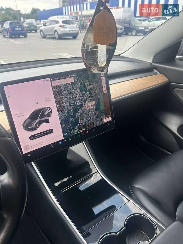 Седан Tesla Model 3 2018 в Умани