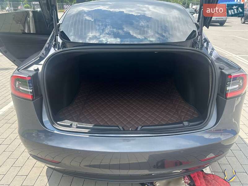 Седан Tesla Model 3 2018 в Умани