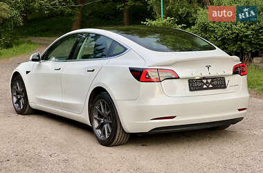 Седан Tesla Model 3 2021 в 