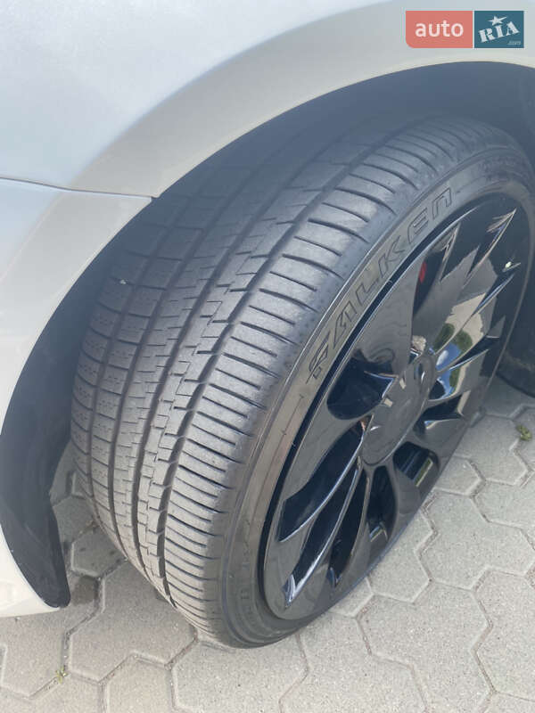 Седан Tesla Model 3 2021 в Киеве