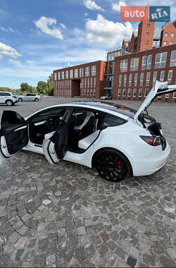 Седан Tesla Model 3 2021 в 