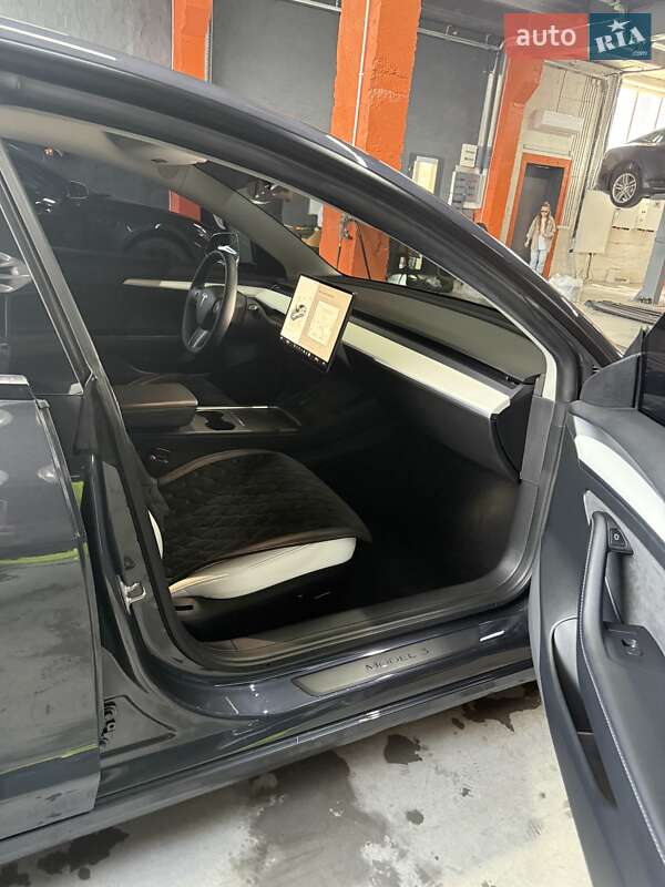 Седан Tesla Model 3 2022 в Чернівцях