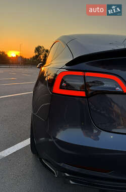 Седан Tesla Model 3 2023 в 