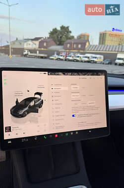 Седан Tesla Model 3 2023 в 