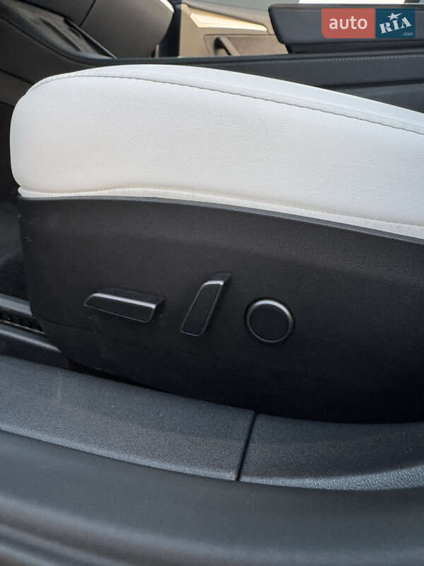 Седан Tesla Model 3 2023 в Києві