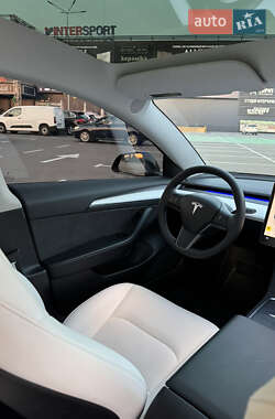 Седан Tesla Model 3 2023 в 