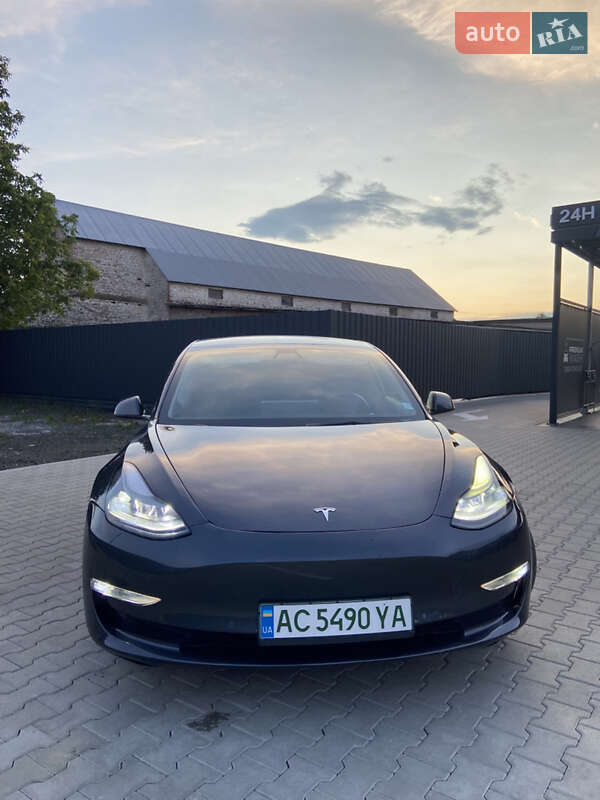 Седан Tesla Model 3 2021 в 