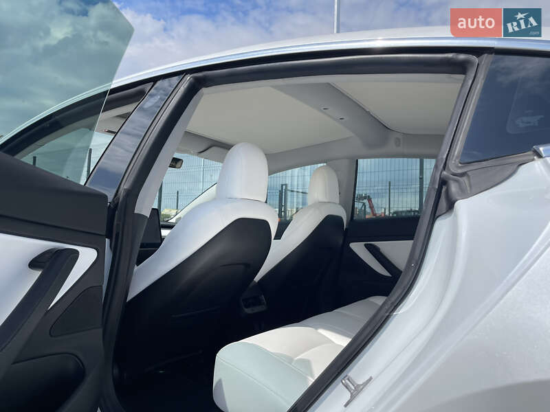 Седан Tesla Model 3 2019 в Черновцах