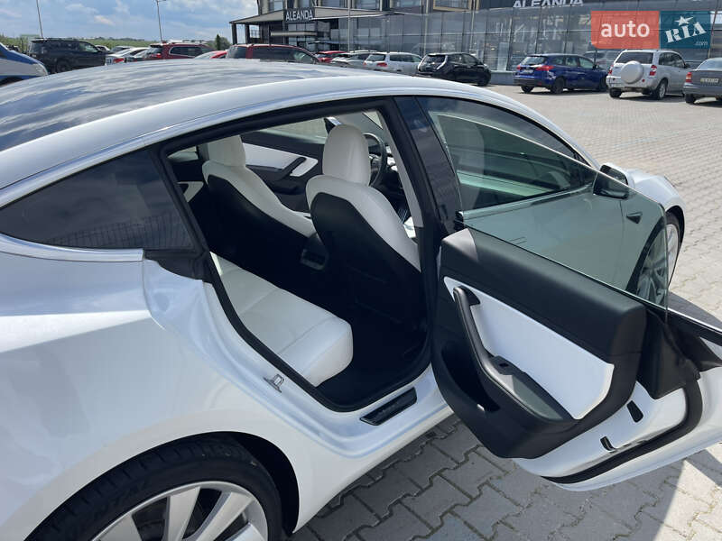 Седан Tesla Model 3 2019 в Черновцах