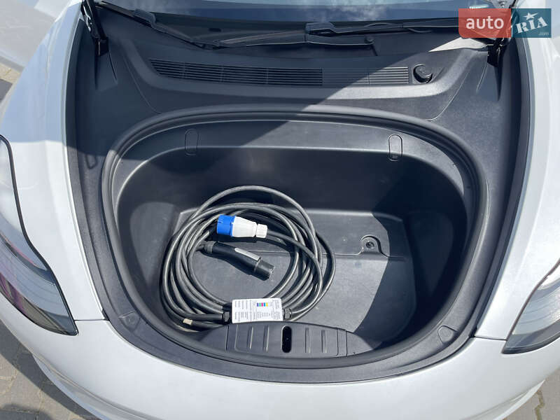 Седан Tesla Model 3 2019 в Черновцах