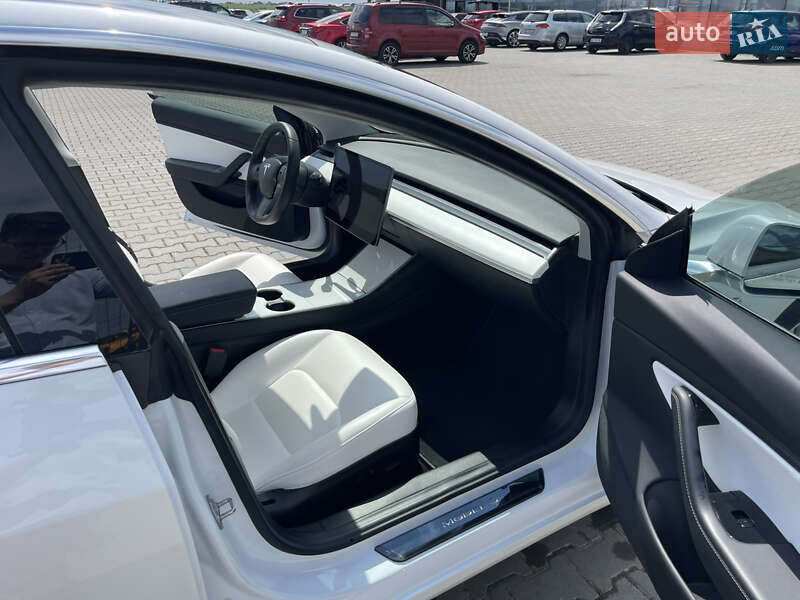 Седан Tesla Model 3 2019 в Черновцах