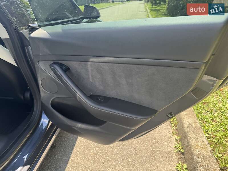 Седан Tesla Model 3 2023 в Ровно