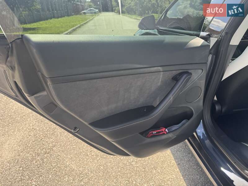 Седан Tesla Model 3 2023 в Ровно