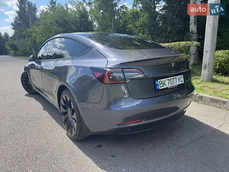Седан Tesla Model 3 2023 в Ровно