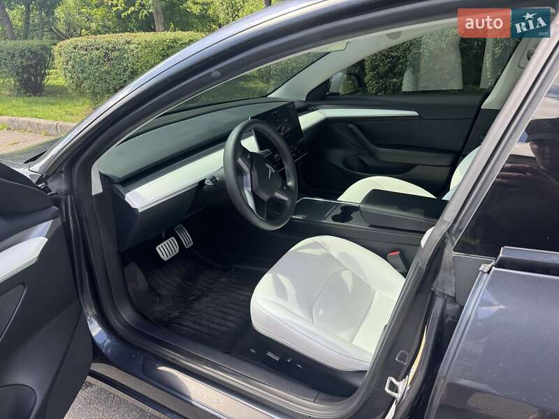 Седан Tesla Model 3 2023 в Ровно