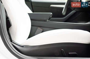 Седан Tesla Model 3 2023 в 