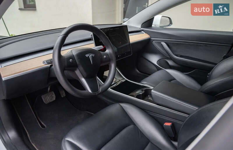 Седан Tesla Model 3 2020 в Луцке