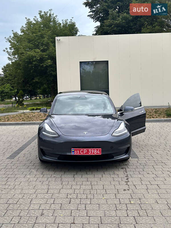 Седан Tesla Model 3 2020 в 