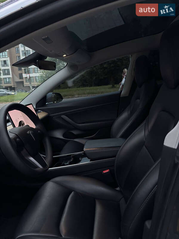 Седан Tesla Model 3 2020 в Львове