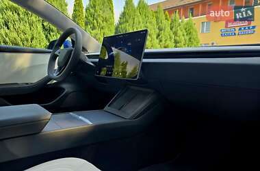 Седан Tesla Model 3 2024 в 