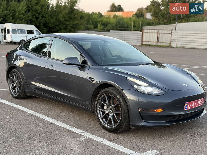 Седан Tesla Model 3 2022 в 