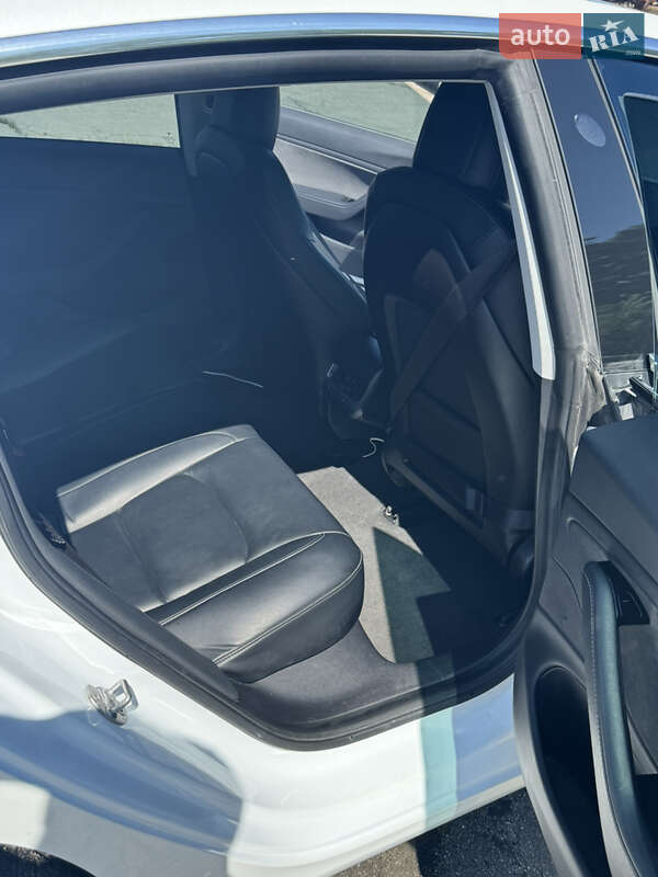 Седан Tesla Model 3 2019 в Звягелі