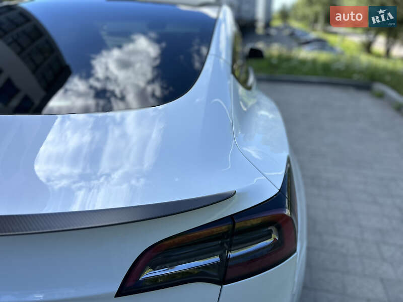 Седан Tesla Model 3 2023 в Новояворовске