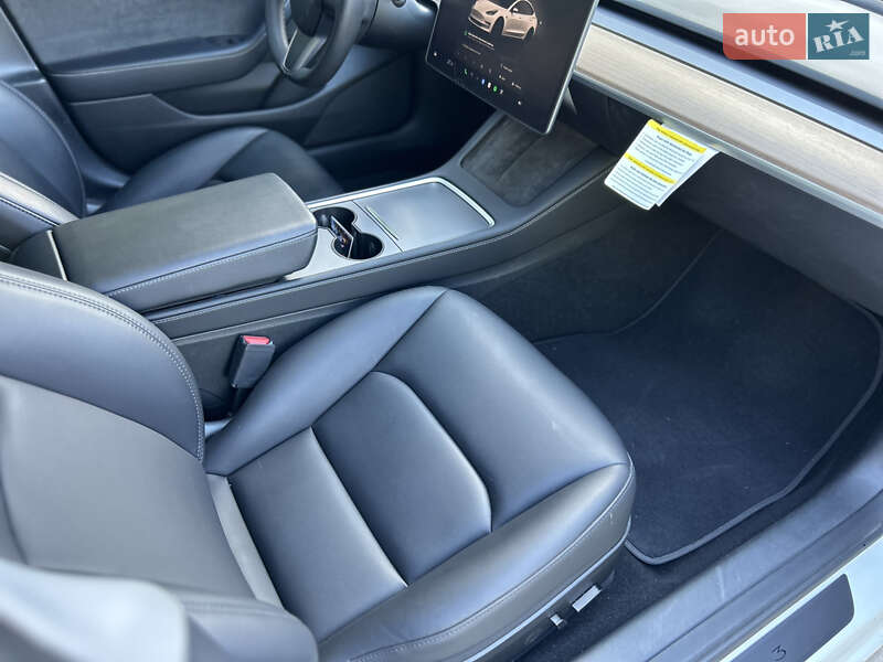 Седан Tesla Model 3 2023 в Новояворовске