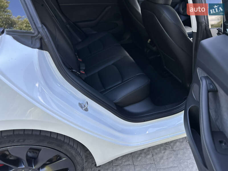 Седан Tesla Model 3 2023 в Новояворовске