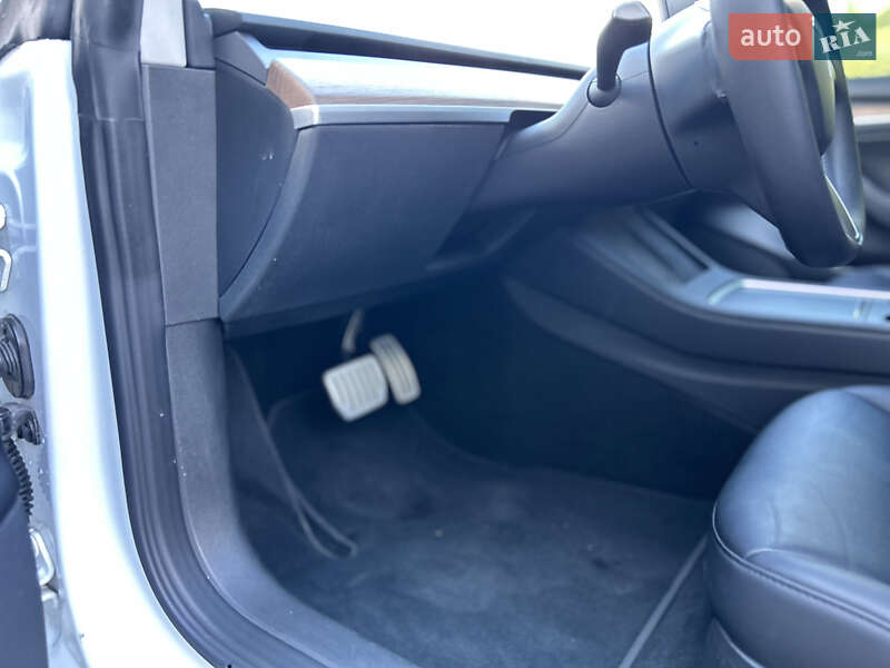 Седан Tesla Model 3 2023 в Новояворовске