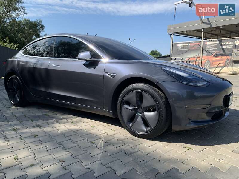 Седан Tesla Model 3 2019 в Іршаві