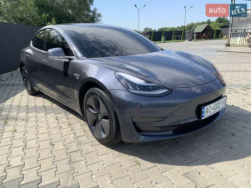 Седан Tesla Model 3 2019 в Іршаві