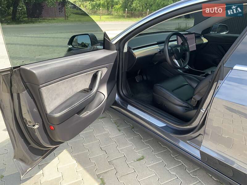 Седан Tesla Model 3 2019 в Іршаві