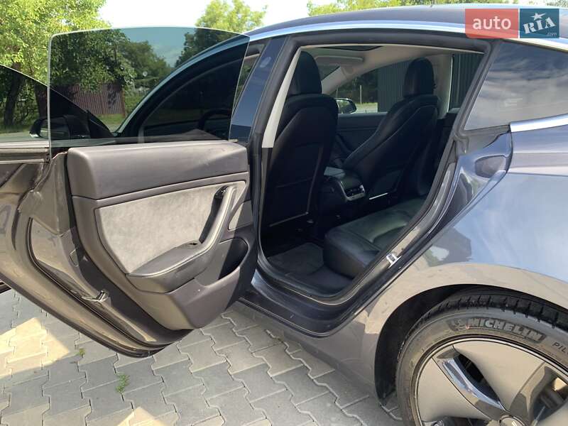 Седан Tesla Model 3 2019 в Іршаві
