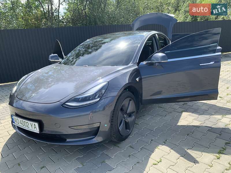 Седан Tesla Model 3 2019 в Іршаві