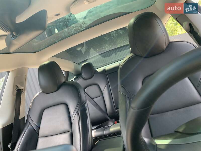 Седан Tesla Model 3 2019 в Іршаві