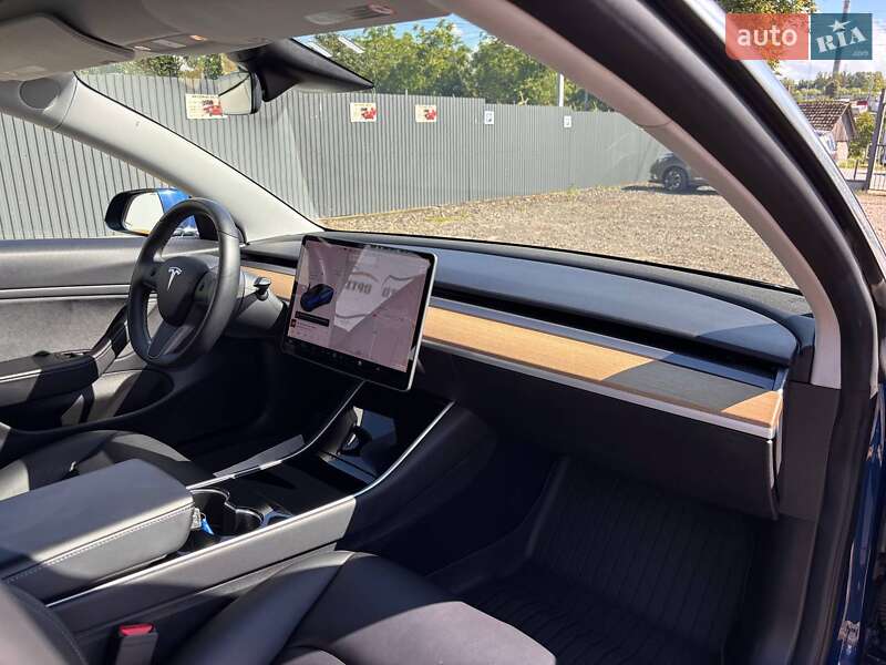 Седан Tesla Model 3 2019 в Львове