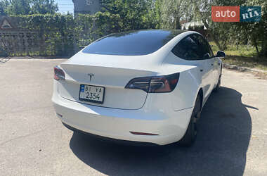 Седан Tesla Model 3 2021 в 
