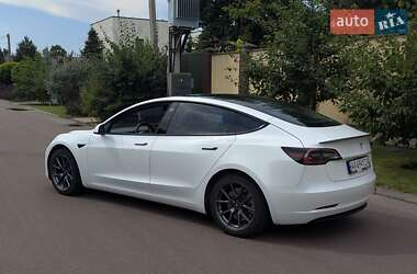 Седан Tesla Model 3 2021 в 