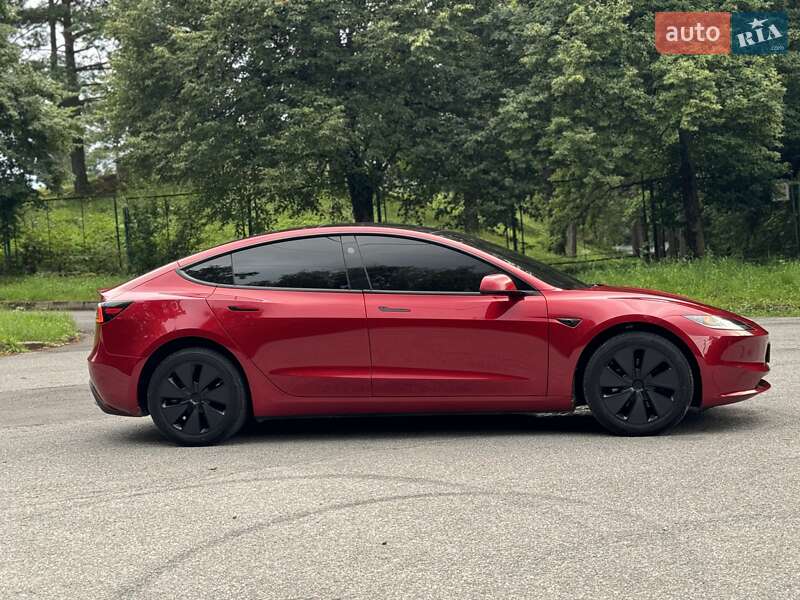 Седан Tesla Model 3 2024 в Трускавці