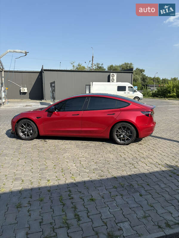 Седан Tesla Model 3 2021 в Черновцах