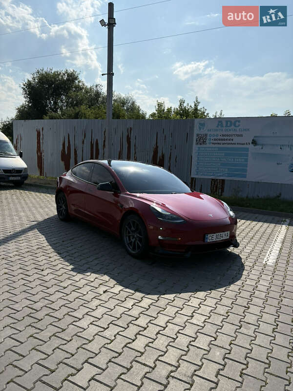 Седан Tesla Model 3 2021 в Черновцах