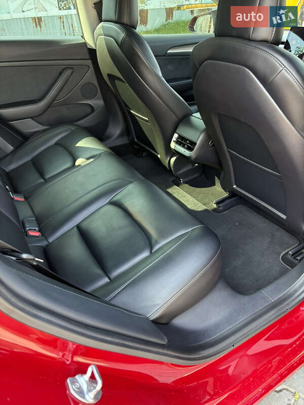 Седан Tesla Model 3 2021 в Черновцах