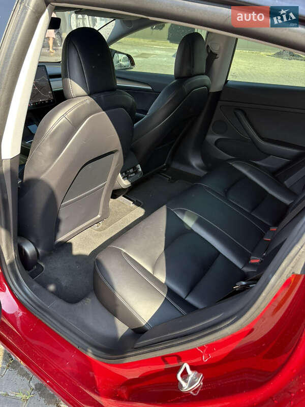 Седан Tesla Model 3 2021 в Черновцах