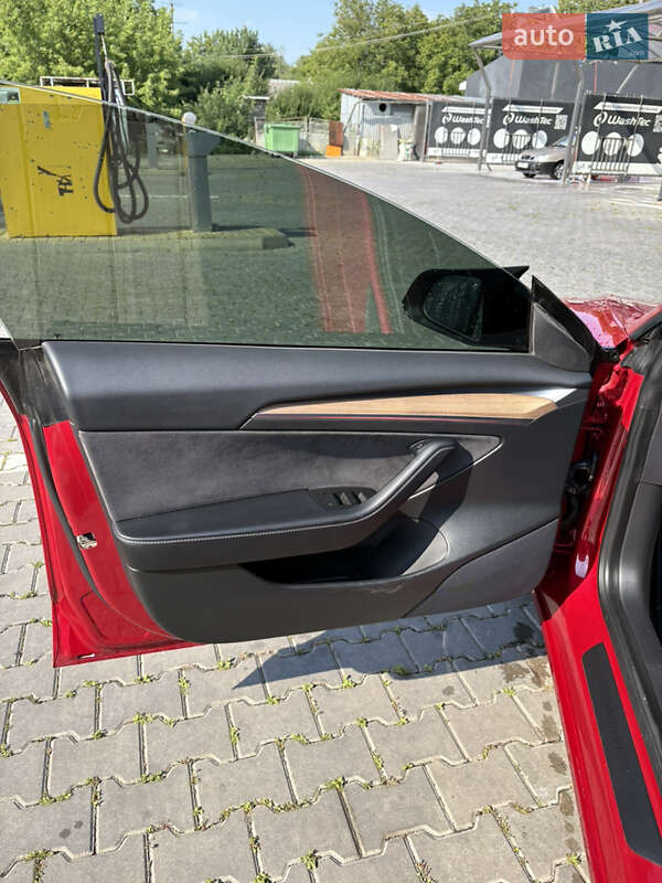 Седан Tesla Model 3 2021 в Черновцах