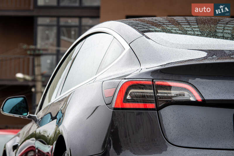 Седан Tesla Model 3 2019 в Львові